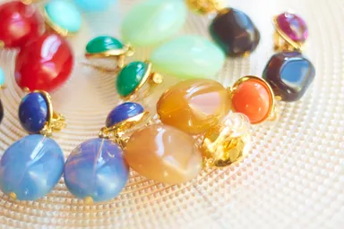 ガラスのバイカラーイヤリング(各 17,600円 税抜)