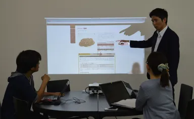 オンライン配信のユーザーテストを閲覧するマーケティングチーム