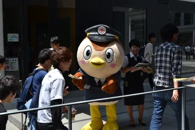 デザイン募集の告知として、八王子キャンパスにやってきた“にしちゅん”