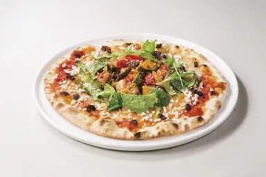 ニース風ラタトゥイユのピッツァ ベビーリーフを添えて