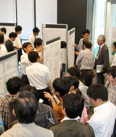 来場者と活発な交流が行われるポスター発表