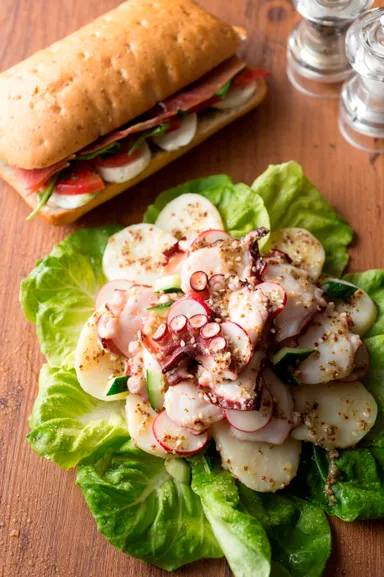 様々なデリアイテムを販売