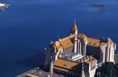 海に囲まれた宮殿ホテル