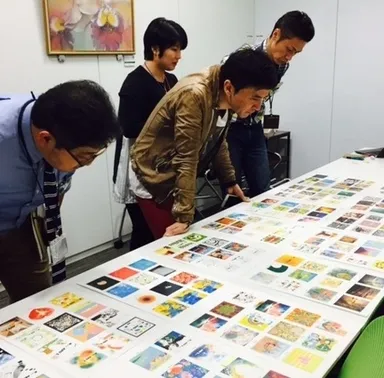 ジャケットデザイン選考会の様子1