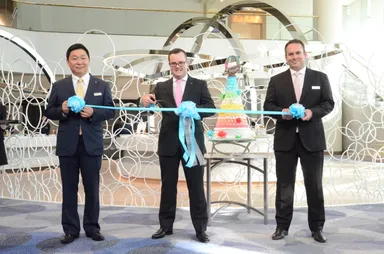 左から川合副総支配人、ニール・マッキネス総支配人、ヘイミッシュ・ワッツ副総支配人