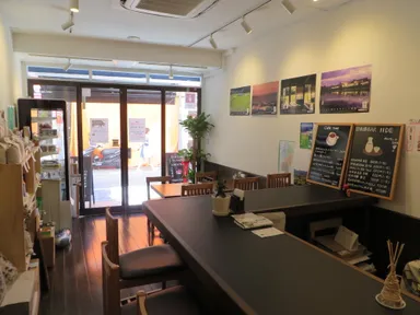 落ち着いたウッド調の店内