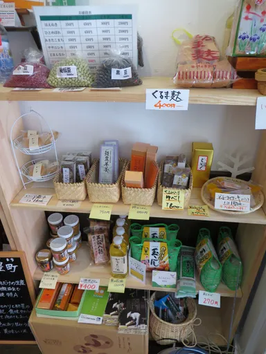 飯豊町の特産品が並ぶ