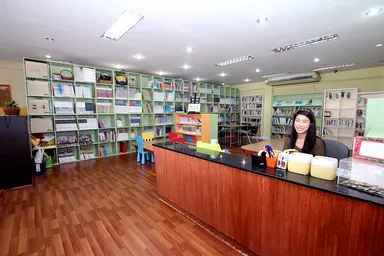 様々な書籍が揃うライブラリー