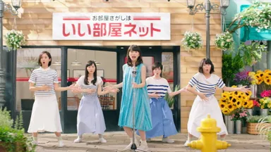 街中でダンスを踊るかわいい5人組