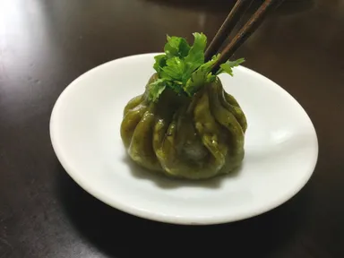 香菜蒸しギョウザ　ポケットに香菜を詰め込む