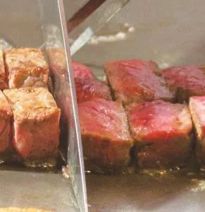 牛フィレ肉のサイコロステーキ　トリュフソース