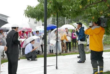県産ブランドもも「あかつき」について解説するスタッフ