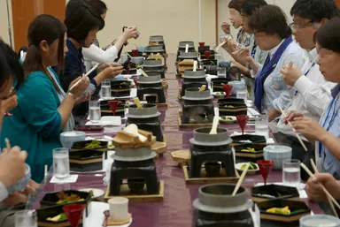 県産食材を使用した昼食が振る舞われた