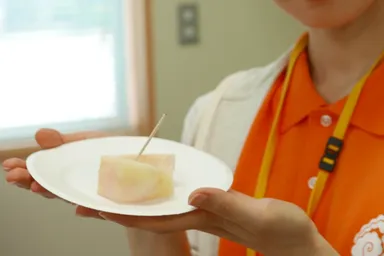 選果された高糖度のももを試食