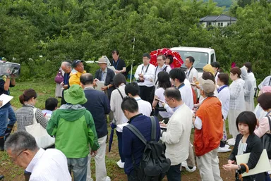 復興へ向けた観光果樹園の取り組みについて語る片平会長