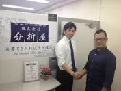 熱く握手をするBOARD Software 代表取締役社長の木村 真吾氏(左)とAnalytics Japan 代表取締役社長の廣川 貴氏(右)