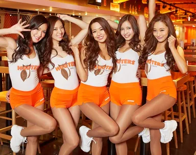 ウォーターガールとして「HOOTERS GIRL」のメンバーが登場