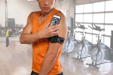 BELKIN Clip-Fit アームバンド for iPhone 6 (装着の様子)