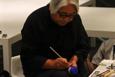 こけし職人 菅原 和平氏 絵付け風景
