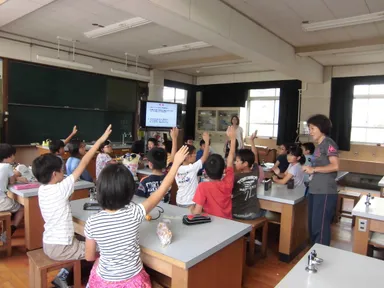熱心に授業を受ける子どもたち
