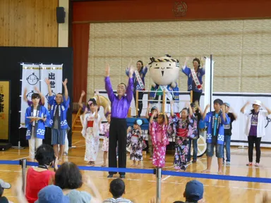 真島茂樹氏と一緒に踊る「浜松出世音頭」