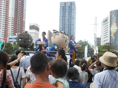 JR浜松駅北口広場「キタラ」にて、「餅まき」を行う家康くんとミス浜松