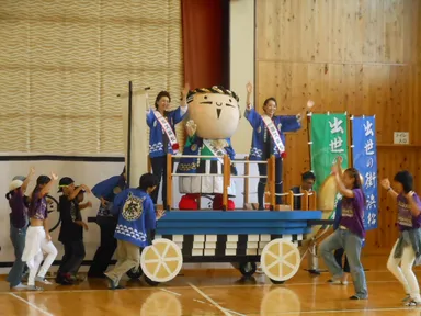 「浜松出世神輿」で登場した家康くんとミス浜松1