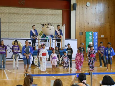 「浜松出世神輿」で登場した家康くんとミス浜松2