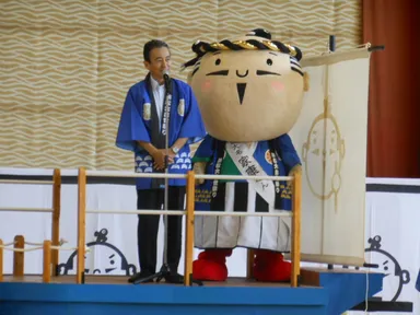 鈴木康友市長の挨拶と「ゆるキャラ(R)グランプリ2015 in 出世の街 浜松」の大成功とグランプリ獲得を宣言する家康くん