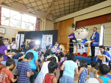 成功祈念の「餅まき」で出世運をおすそわけ