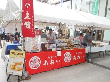 「出世市場にて「浜松最中 出世葵」など、“出世”にちなんだ商品「出世土産」を販売