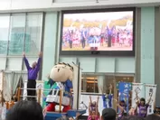 「浜松出世音頭」のプロモーションビデオを背景に浜松市ギャラリーモール“ソラモ”で浜松市民と踊る家康くん