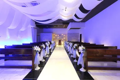 海辺のリゾートを彷彿させるチャペル