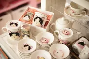 店内では、陶器などの日本オリジナル商品も豊富に販売