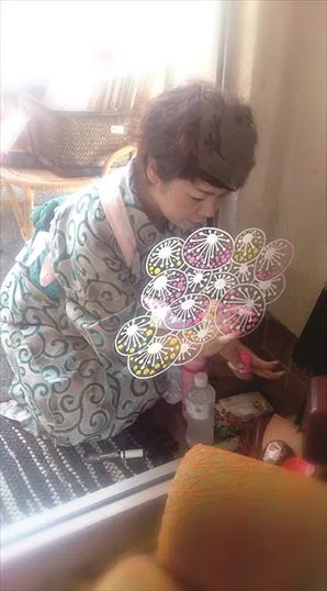 ウィンドウに絵を描くイラストレータ もときみちこさん