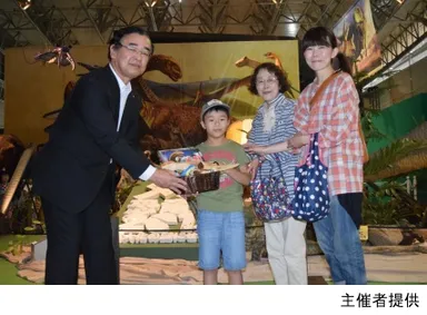 20万人目の来場者となった千葉県市原市の保坂 康晟君