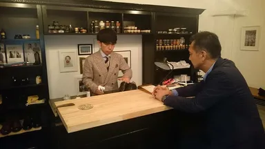 靴磨きの様子(レセプション時)