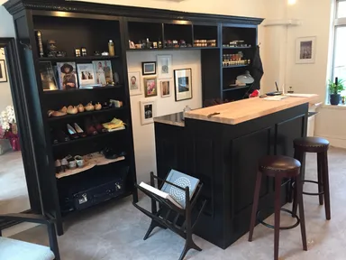 店内(靴磨きカウンター)