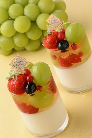 山梨産シャインマスカットとベリーのブラン　580円（税抜）