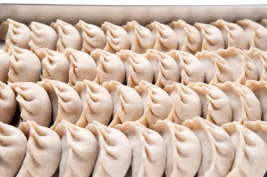 熟練したスタッフの手作り餃子