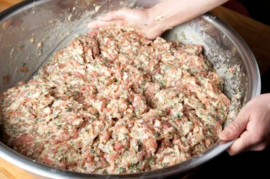 研究に研究を重ねた餃子餡が肉汁の秘密