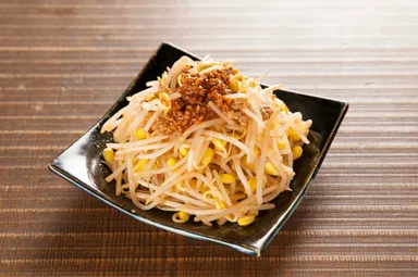 やや辛い肉味噌もやし 360円(税別)