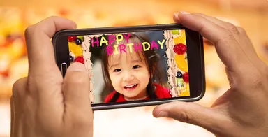 スマートフォンをケーキにかざして読み取り