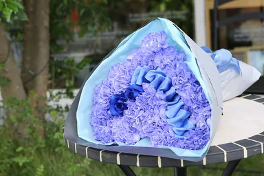 カーネーションとバラのハート型花束(3)