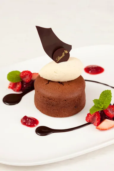 銀座店限定　皿盛りデザートのフォンダン・オ・ショコラ　フランボワーズ