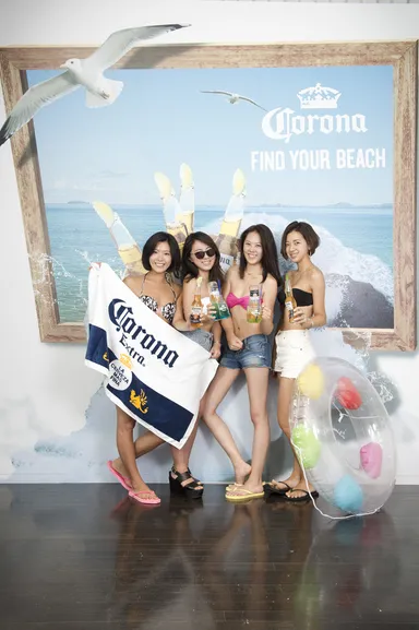 フォトコールの前で写真を撮影