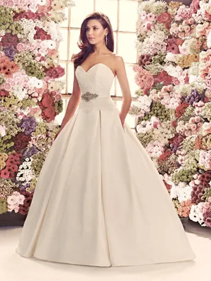 欧米ドレスブランド30以上を展開