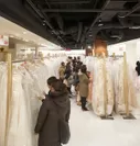 全国の催事でドレスを選ぶ花嫁たち