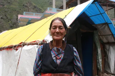 テント暮らしをする女性