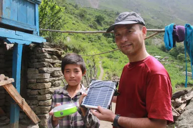 ソーラーランタンを配布(5月)